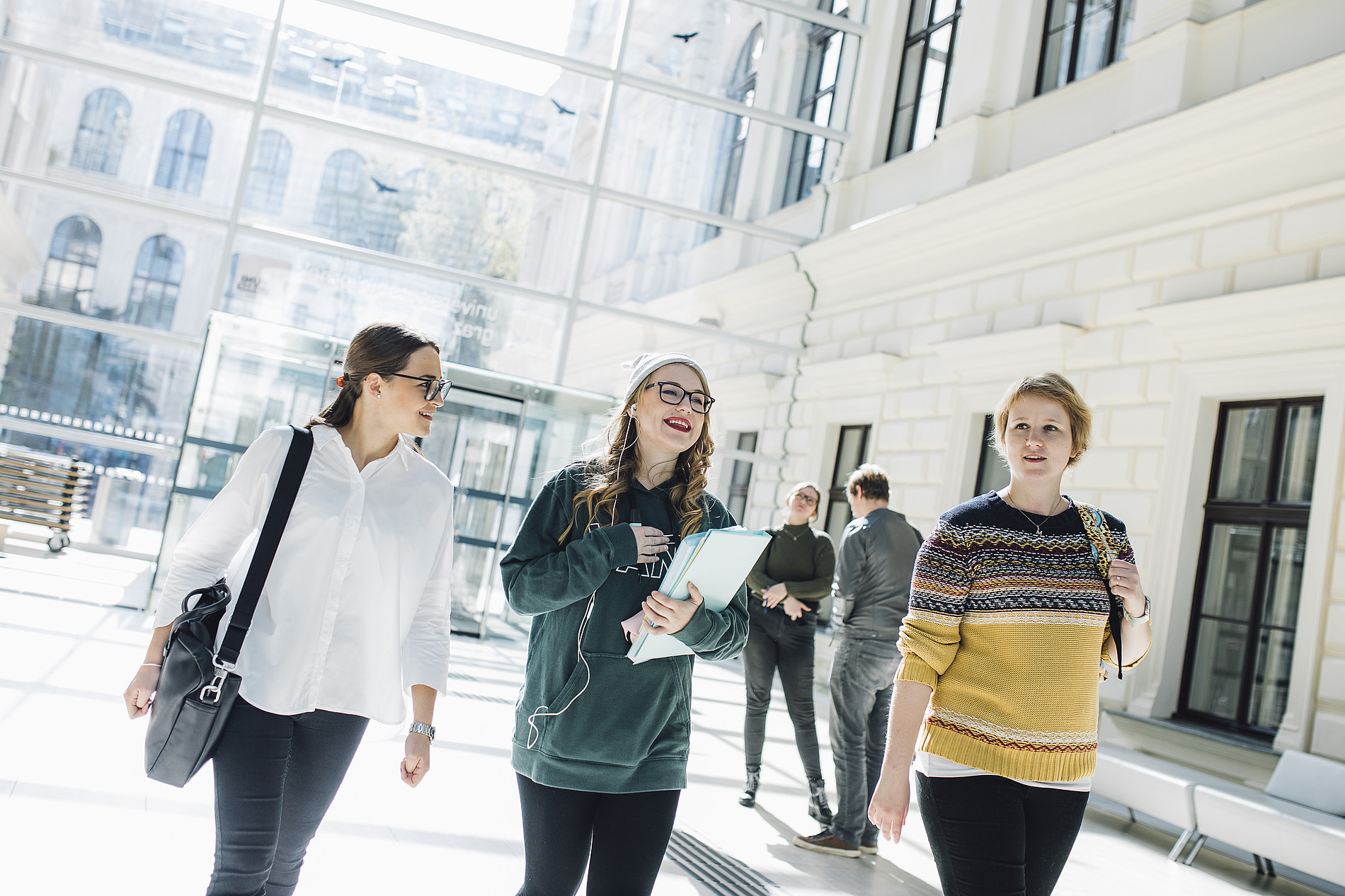 Students walk through the foyer of the University Library ©Uni Graz/Kanizaj