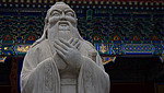 Konfuziusstatue vor Tempel