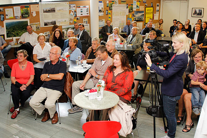 Im "Uni Café" fanden sich rund 50 Gäste zur Präsentation des neuen Campusguides ein.