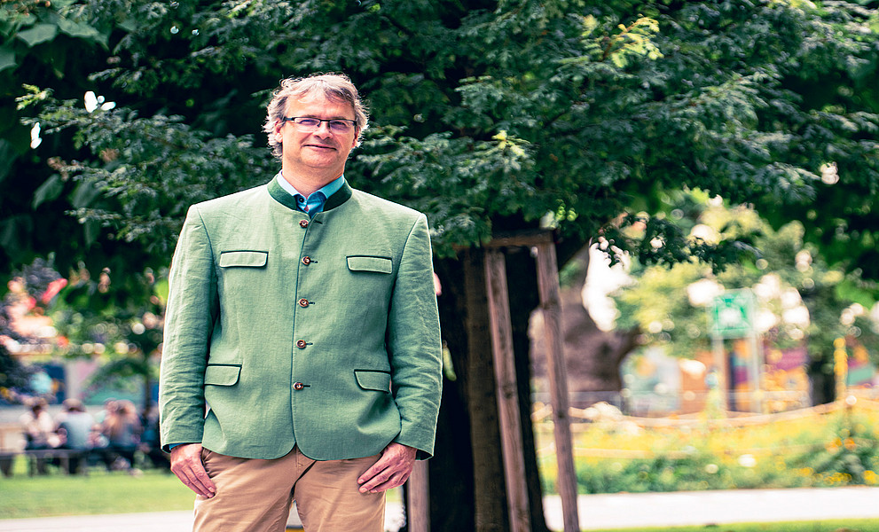 Chemiker Wolfgang Kroutil vor einem Baum am Campus der Universität Graz