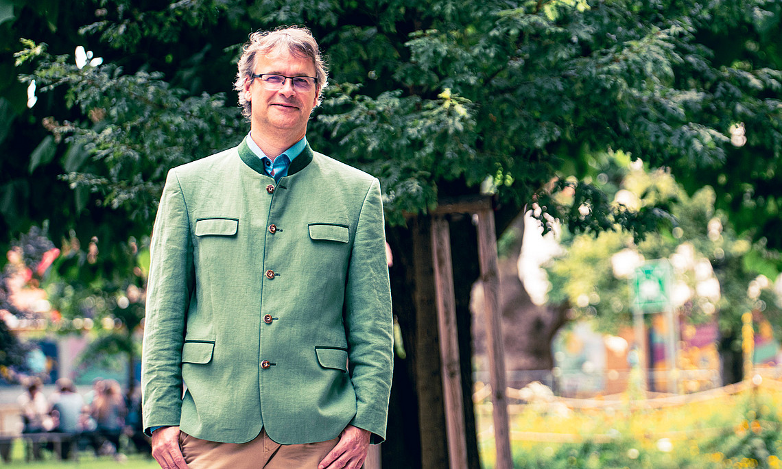 Chemist Wolfgang Kroutil in front of a tree on the campus of the University of Graz