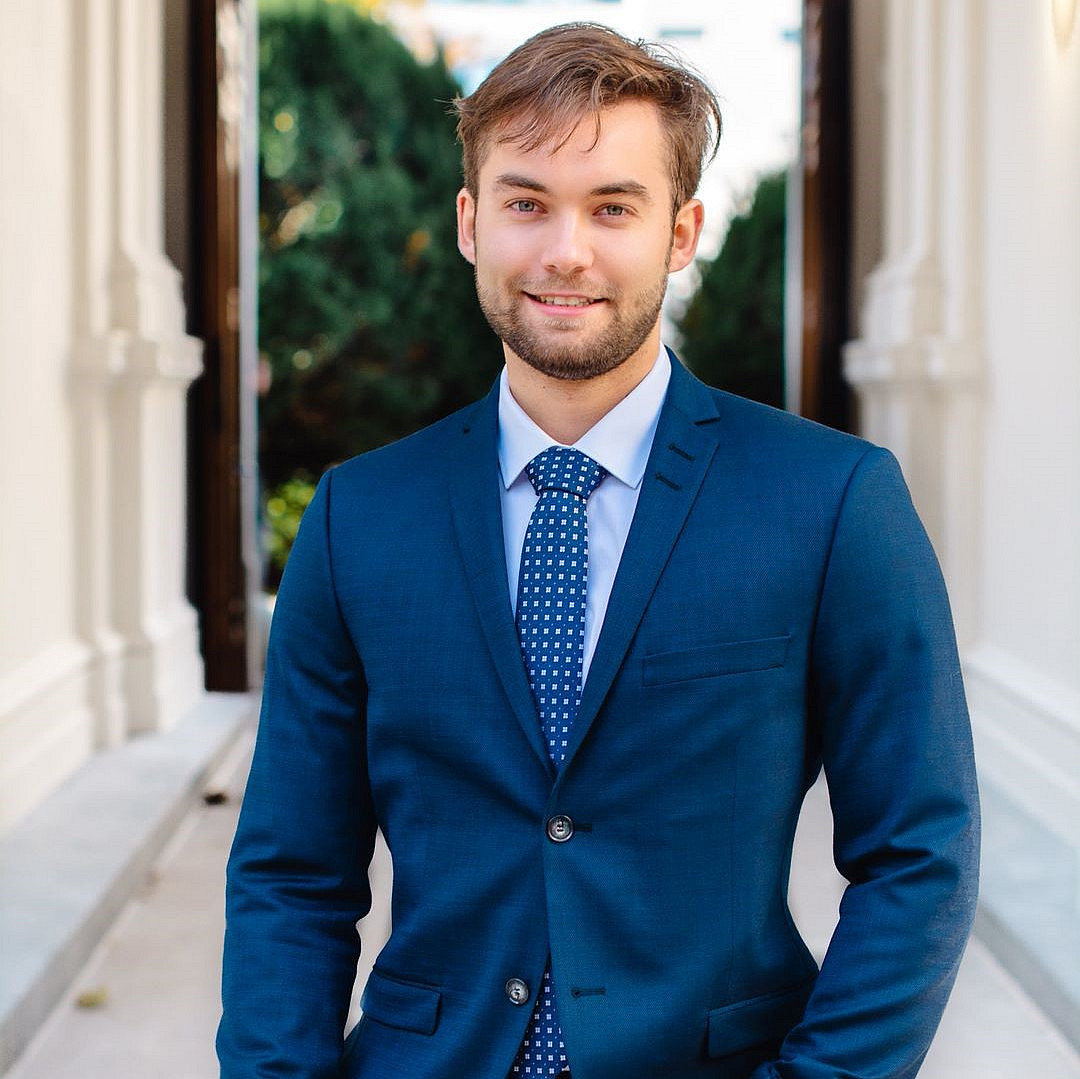 Herr Tripp in einem Arkadengang