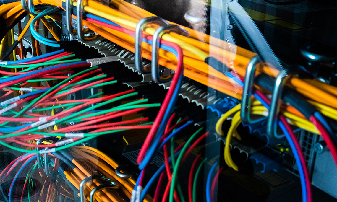 bunte Kabel in einem Serverraum
