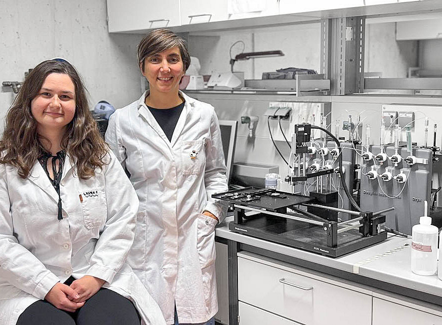 Zwei Frauen stehen in einem Labor 