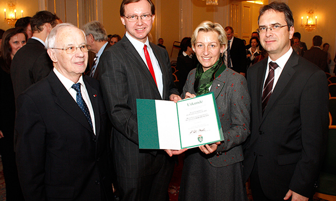 Hohe Auszeichnung für den Uni Graz-Klimaforscher Univ.-Prof. Dr. Gottfried Kirchengast. Er bekam den „Forschungspreis des Landes Steiermark 2012“ verliehen: Laudator em. O. Univ.-Prof. Dr. Siegfried Bauer, Preisträger Univ.-Prof. Dr. Gottfried Kirch