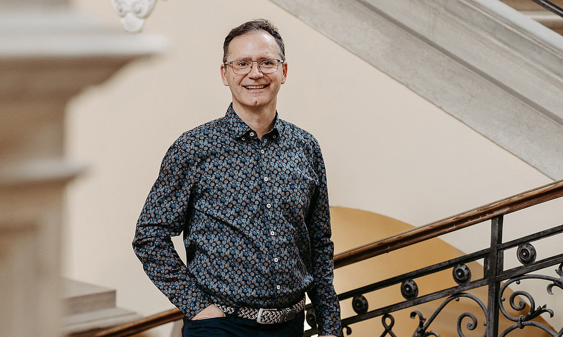 Manfred Hartbauer im Stiegenhaus des Instituts für Biologie