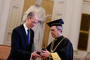 Rektor Riedler übergibt den Ring an Rainer Niemann