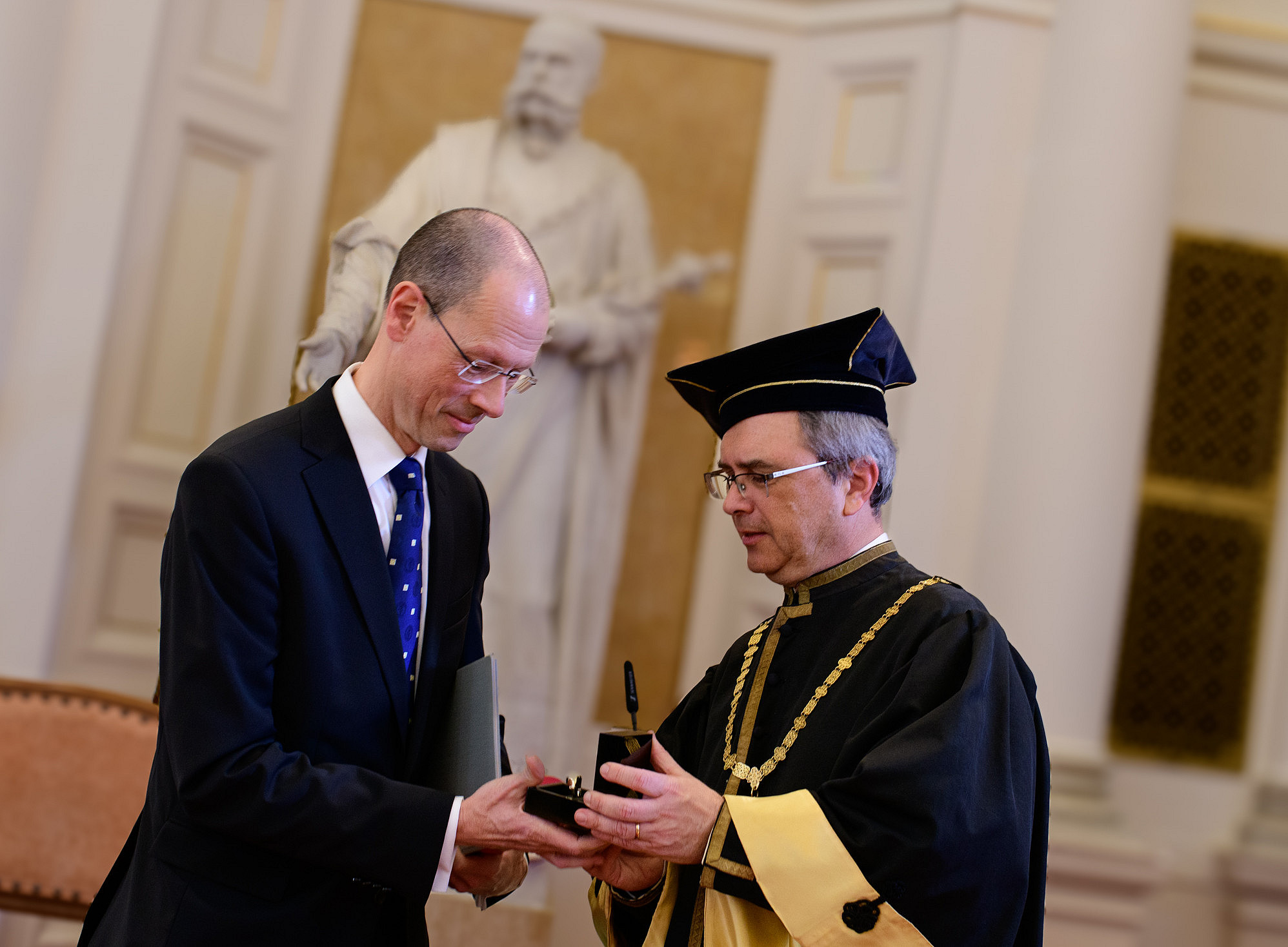 Rektor Riedler übergibt den Ring an Rainer Niemann ©Uni Graz/Tzivanopoulos