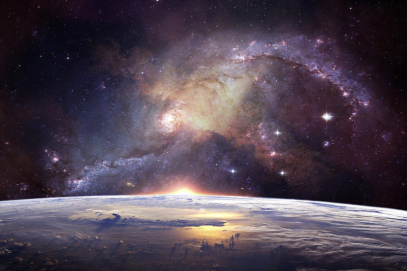 lila-gelbe Schwaden im Universum über der Erdatmosphäre