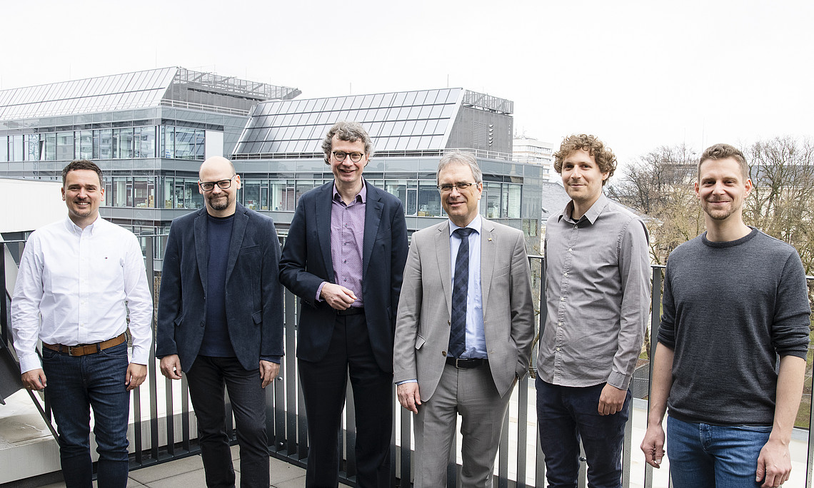 Am Dach des unicorn werden Verträge besiegelt: Michael Freidl (unicorn), Walter Scholger und Georg Vogeler (Zentrum für Informationsmodellierung), Geschäftsführender Rektor Peter Riedler sowie die beiden Jung-Unternehmer Christian Steiner und Christopher Pollin freuen sich über die Zusammenarbeit (v.l.). Foto: Uni Graz/Tzivanopoulos