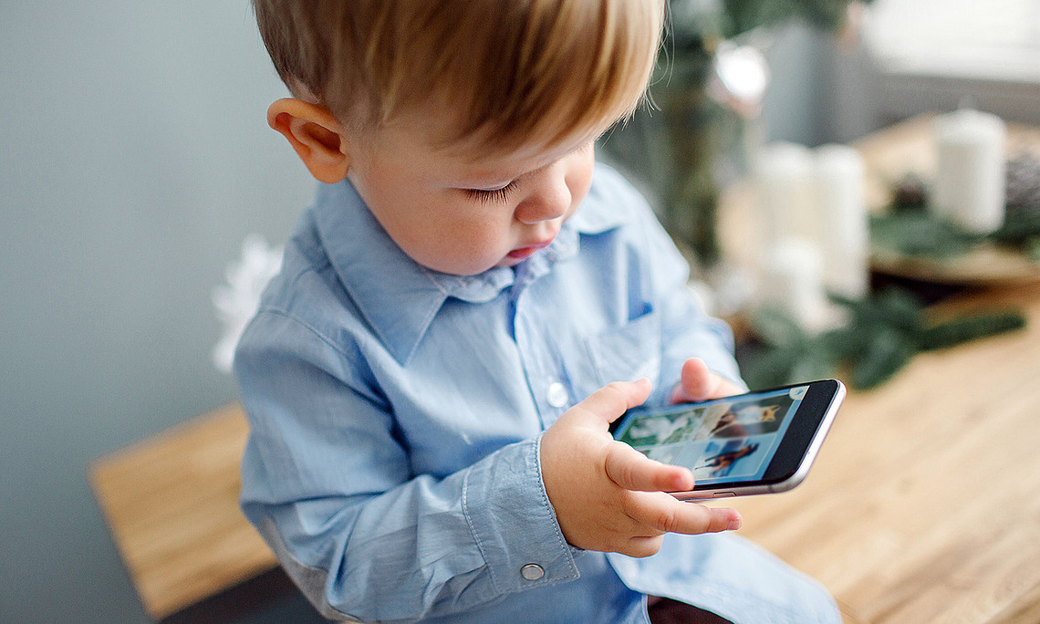 Schon Kleinkinder verbringen viel Zeit am Smartphone. Die Konsequenzen werden nun an der Universität Graz untersucht. Foto: Shutterstock/Pakhomava
