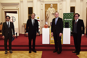 Gratulierten live aus der Aula: Kommissions-Vorsitzender Doralt, GRAWE-Generaldirektor Scheitegel, Dekan Bezemek und Rektor Polaschek (v. l.) Foto: Uni Graz/Schweiger  