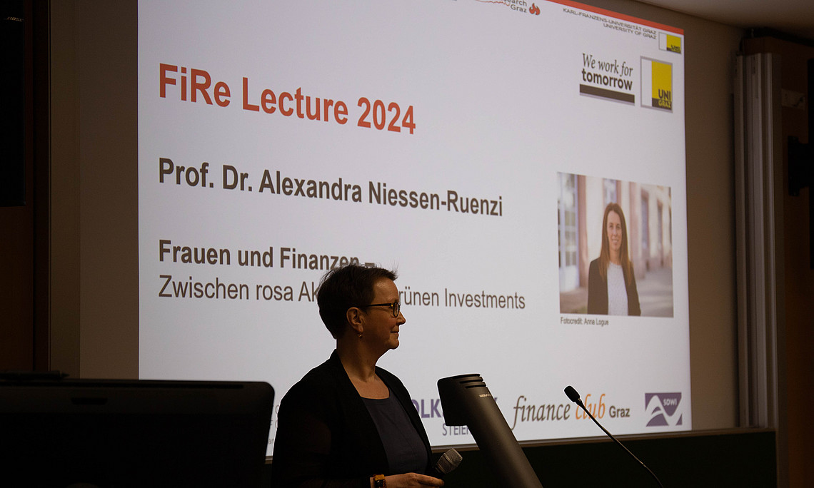 Frau Prof. Schertler kündigt den Vortrag von Prof. Niessen-Ruenzi an