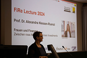 Frau Prof. Schertler kündigt den Vortrag von Prof. Niessen-Ruenzi an