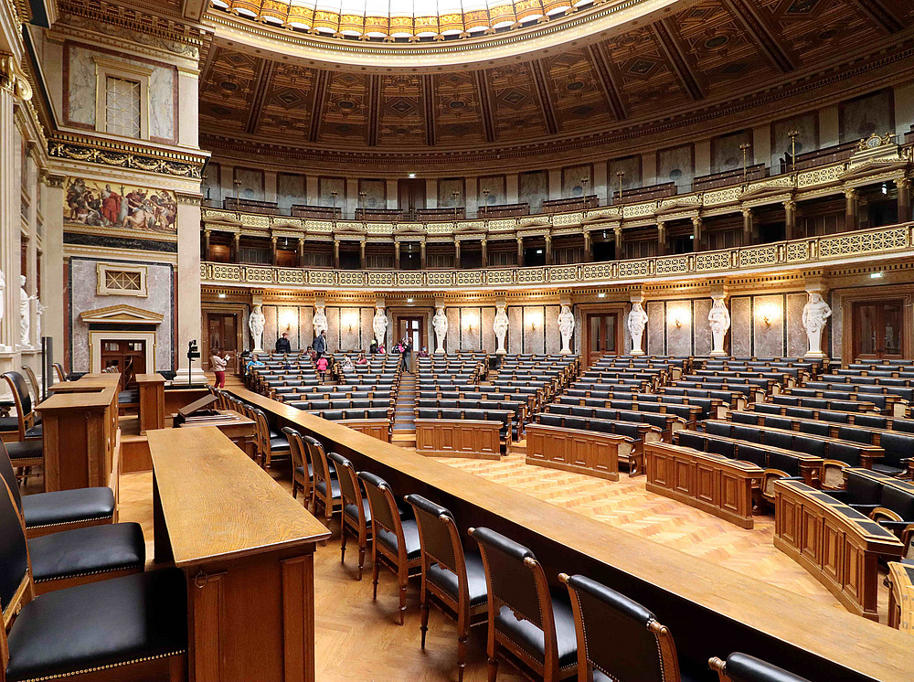 Das Parlament von innen - man sieht das Podium und die Reihen, in denen die Abgeordneten üblicherweise sitzen und abstimmen ©Frank Joedicke / Wirtschaft und Umwelt