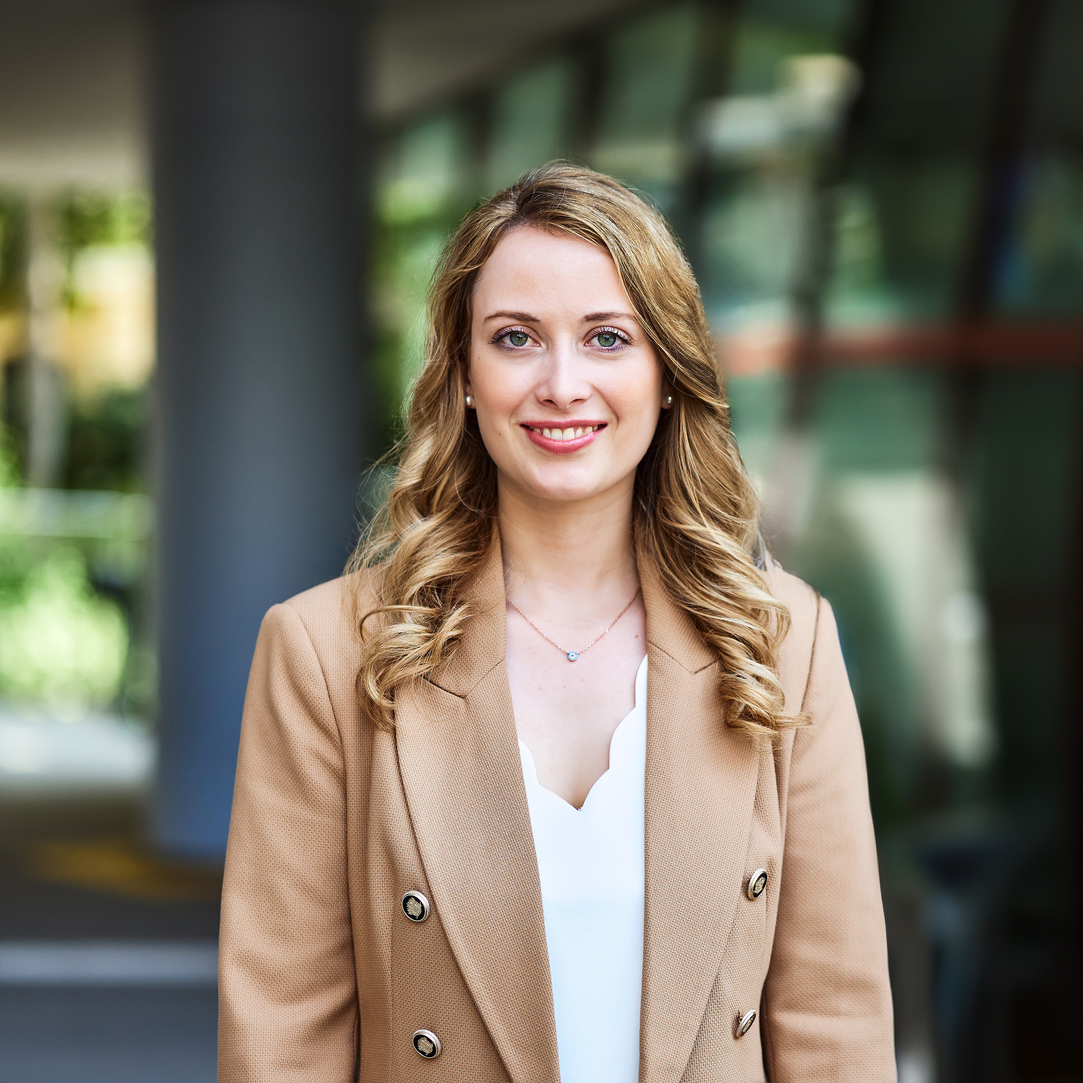 Mag. Reiher am Vorplatz des Rewi-Gebäudes