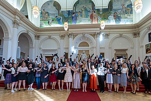 - © oliver wolf foto gmbh UNI for LIFE Zertifikatsverleihung mit 49 glücklichen AbsolventInnen