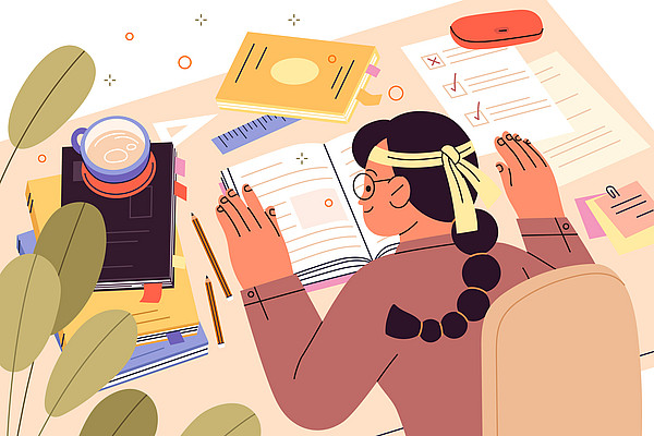 Studierende lernt von ihren Notizen, die sie mit der Cornell-Methode erstellt hat.