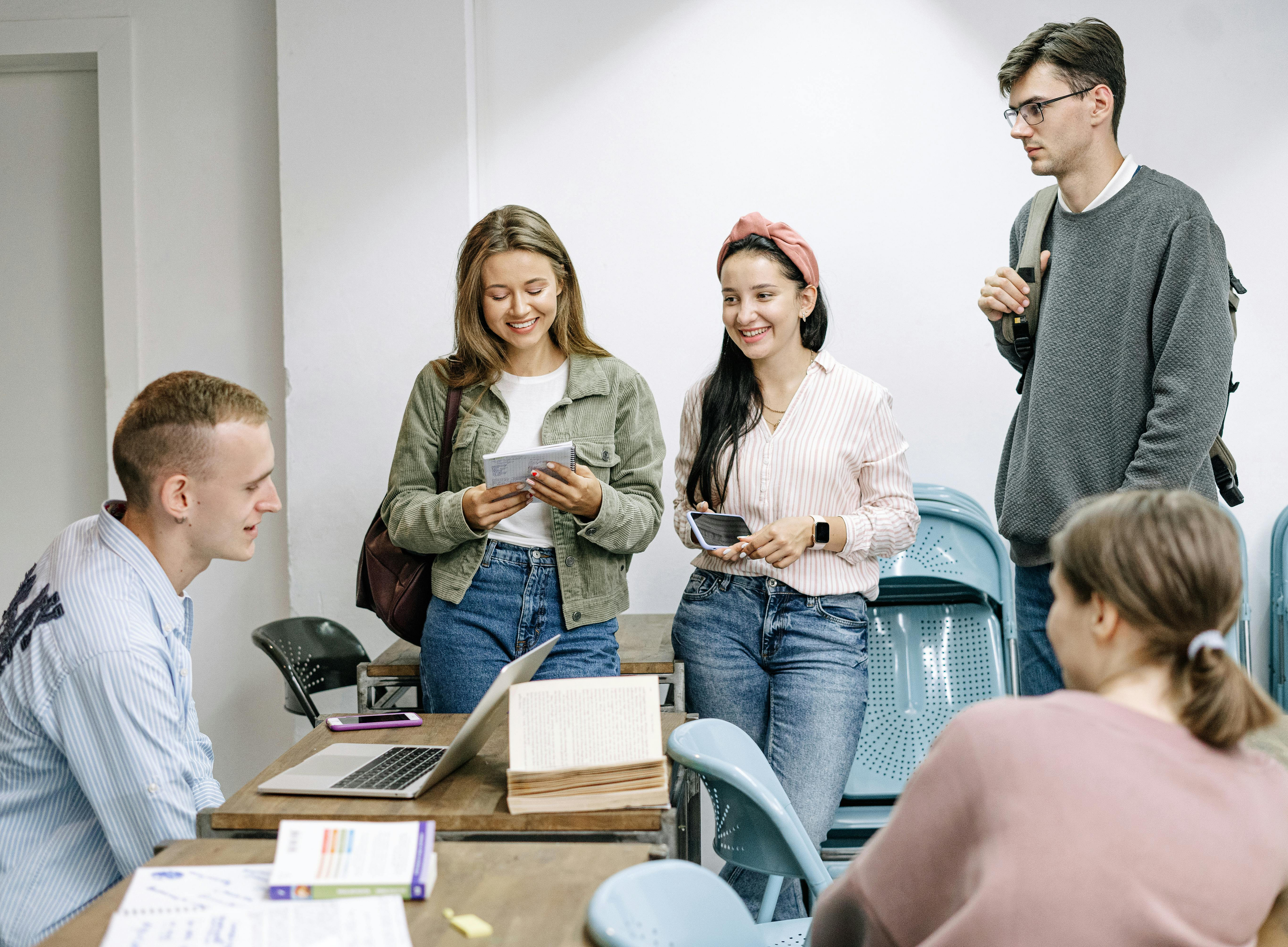 Studierende im Austausch ©pexels/Ivan Samkov