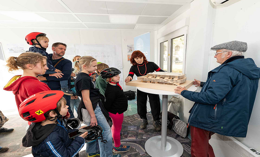 Hemma Fasch und Jakob Fuchs mit Schüler:innen im Info-Point