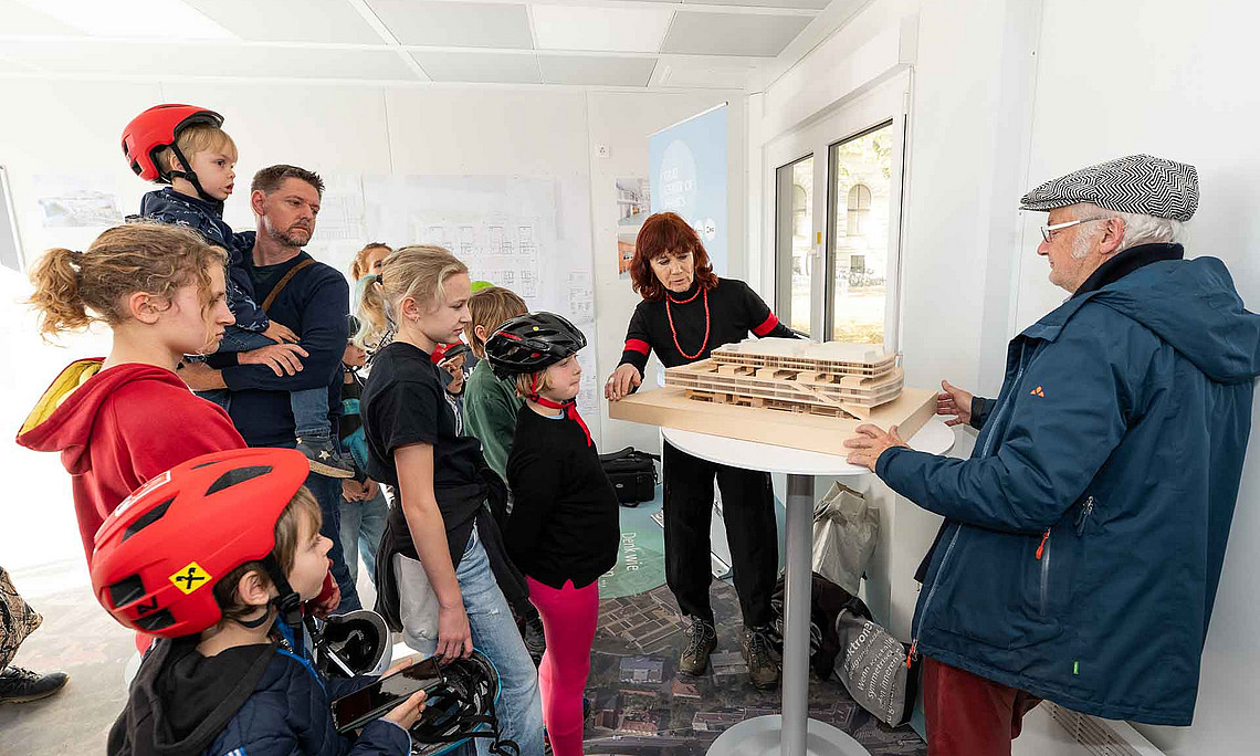 Hemma Fasch und Jakob Fuchs mit Schüler:innen im Info-Point