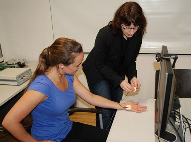 A test person during the EDR measurement ©Uni Graz/Institut für Marketing