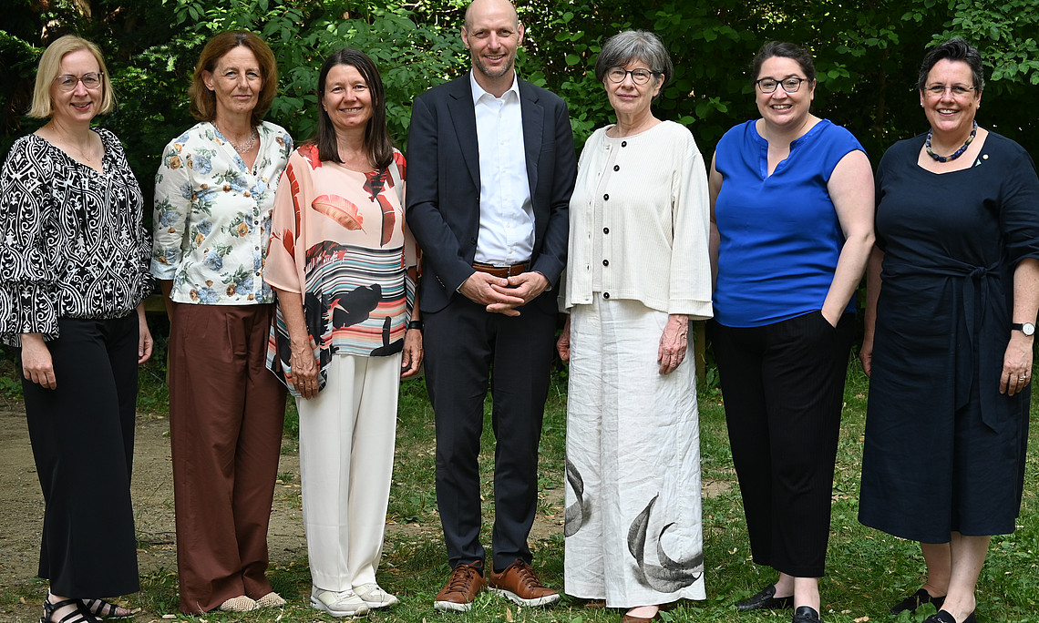 Repräsentant:innen der Grazer Arbeitsgruppe sowie der Gruppe der Unterzeichner:innen (von links nach rechts): Renate Wieser (PPH Augustinum), Angelika Magnes (PPH Augustinum), Sabine Weisz (PPH Burgenland), Nikolaus Janovsky (KPH Edith Stein), Andrea Seel (PPH Augustinum), Katharina Pyschny (Universität Graz), Anna Hollwöger (Diözese Graz-Seckau)