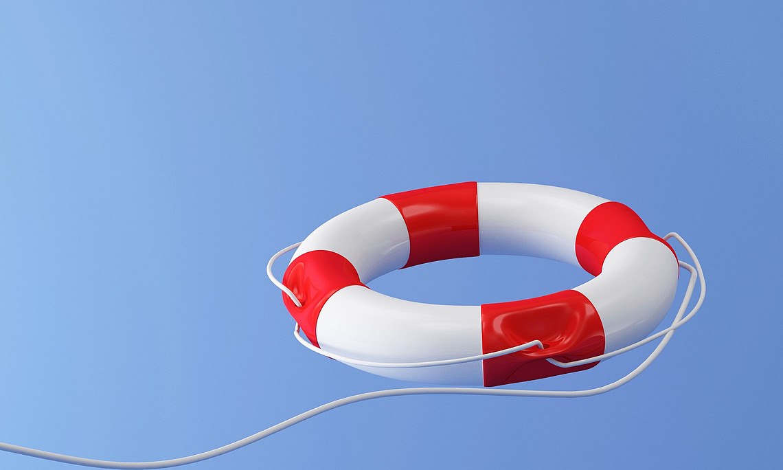 Fliegender Rettungsring vor blauem Hintergrund
