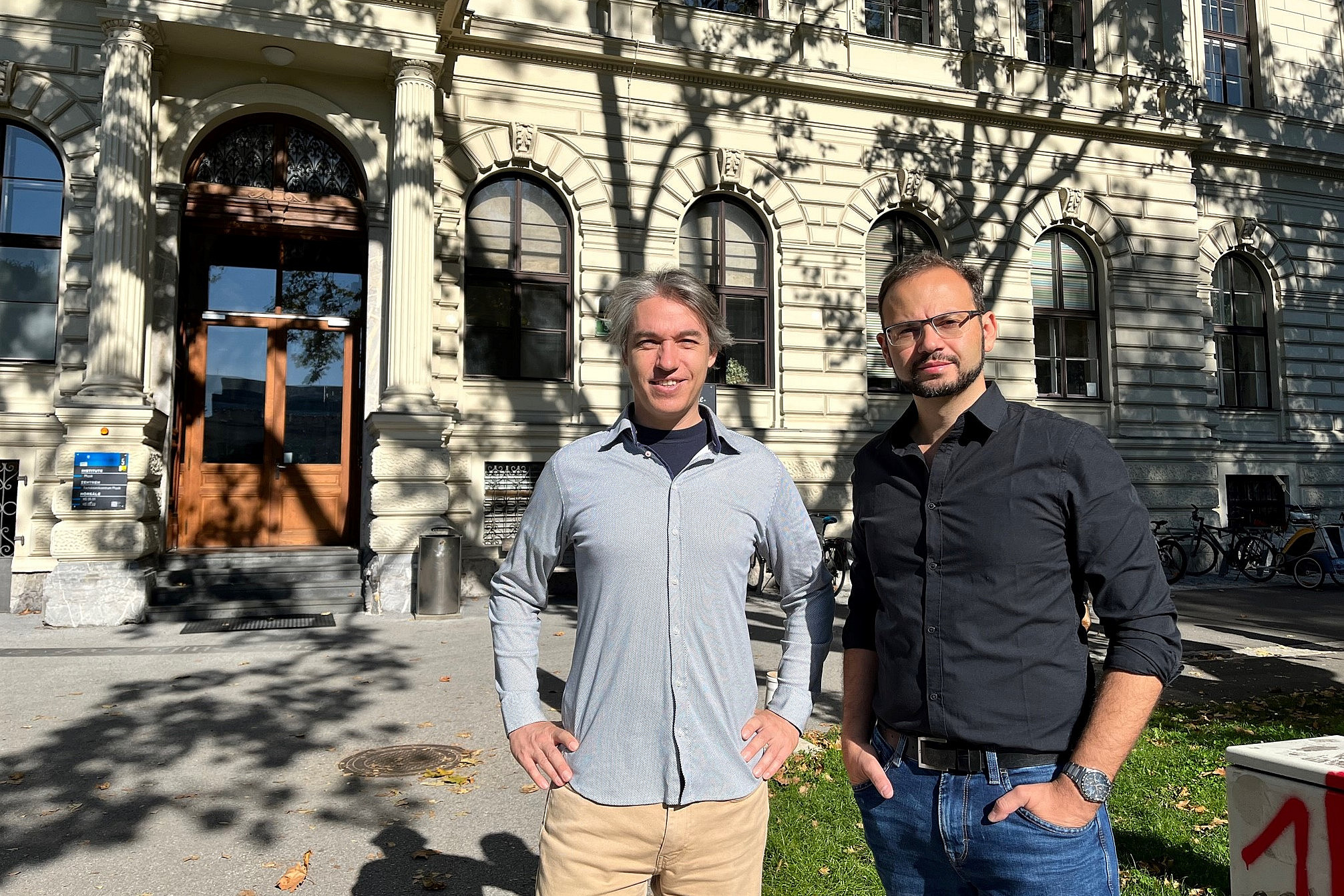 Die neu gewählten Vorstandsmitglieder Österreichischen Gesellschaft für Astronomie und Astrophysik, Phillipe Bourdin (links) und Paul Beck (rechts) vor dem Gebäude des Instituts für Physik. Foto: UniGraz/Saqri 