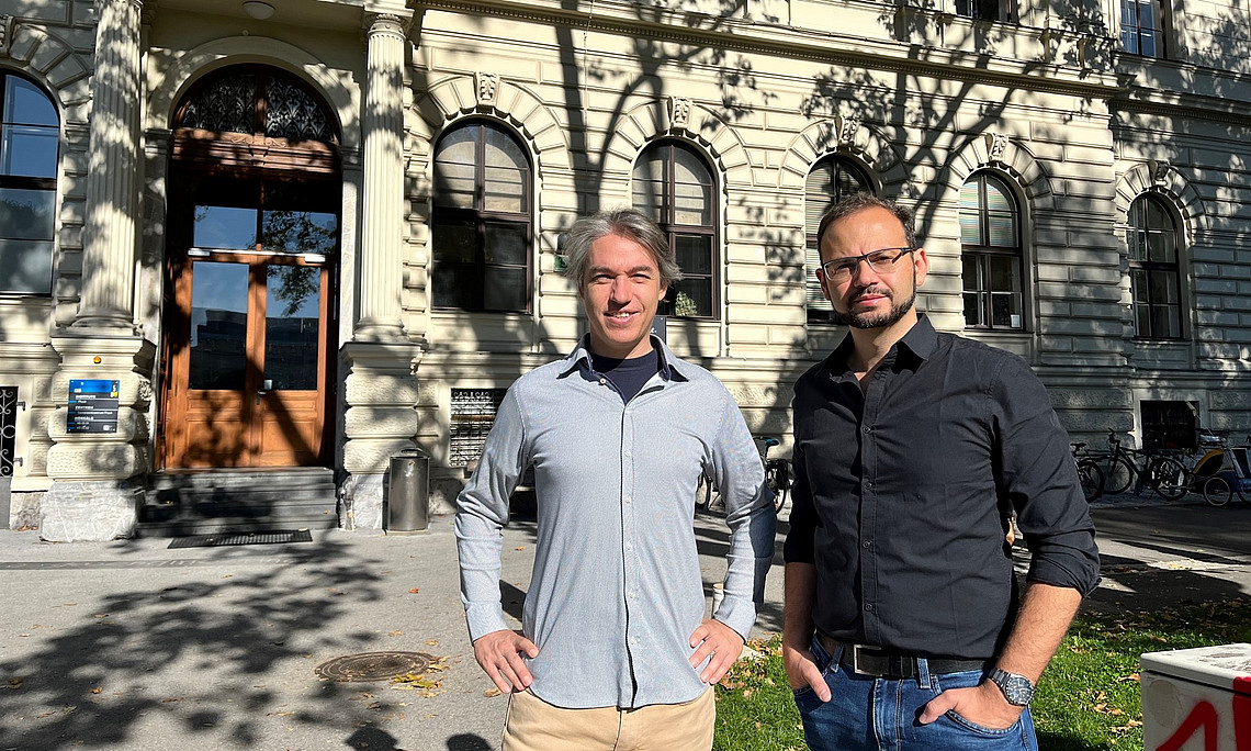 Die neu gewählten Vorstandsmitglieder Österreichischen Gesellschaft für Astronomie und Astrophysik, Phillipe Bourdin (links) und Paul Beck (rechts) vor dem Gebäude des Instituts für Physik. Foto: UniGraz/Saqri