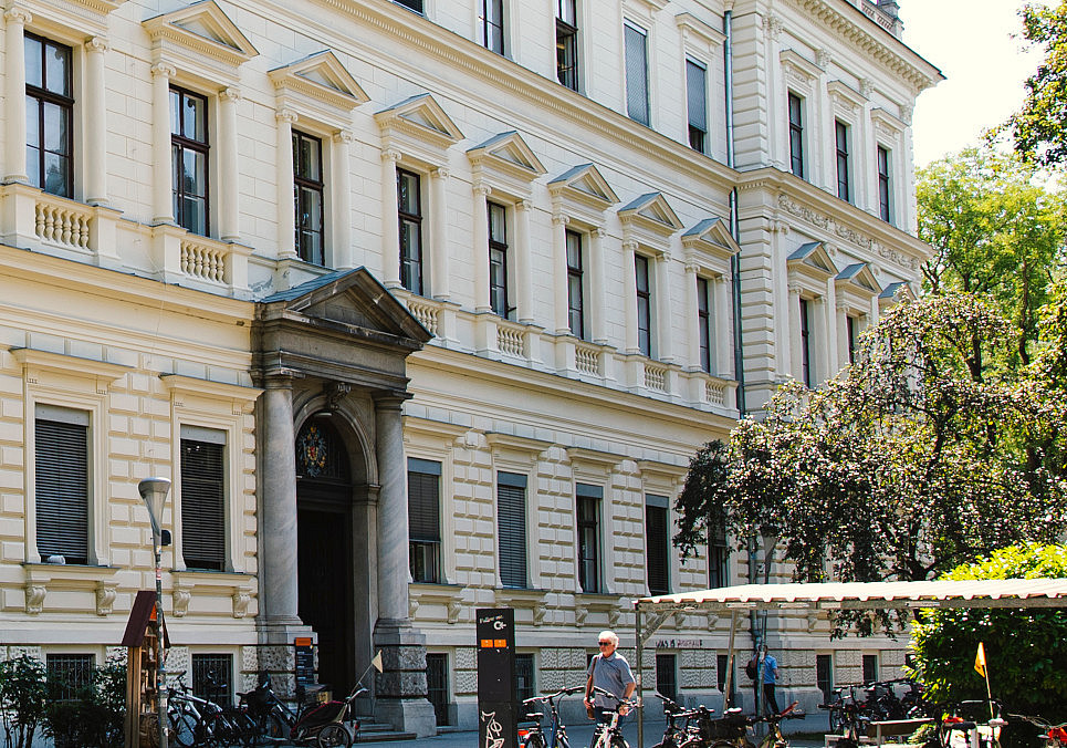 Universitätsgebäude, Eingang zum Institut für Psychologie ©Uni Graz / Julina Raggautz