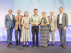 Josef Herk, Michael Kopel, Nicole Rauch, Matthias Salomon, Susanne Bräuer, Ulrich Pferschy und Gernot Faustmann auf der Bühne bei der Verleihung der WKO-Forschungsstipendien ©BMBWF / Sebastian Judtmann Josef Herk, Michael Kopel, Nicole Rauch, Matthias Salomon, Susanne Bräuer, Ulrich Pferschy und Gernot Faustmann auf der Bühne bei der Verleihung der WKO-Forschungsstipendien ©Foto Fischer ©BMBWF / Sebastian Judtmann
