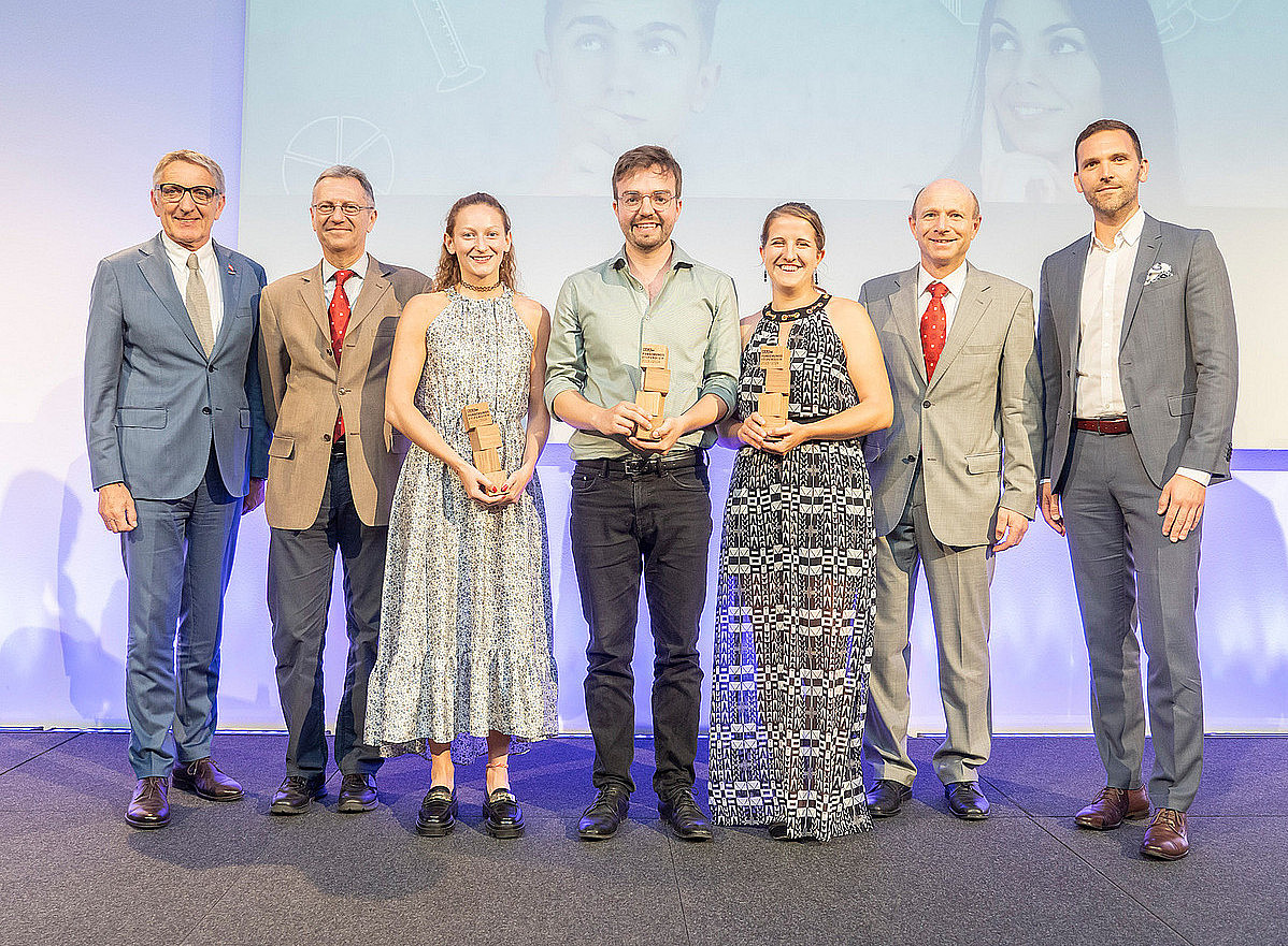 Die WKO-Preisträger:innen, deren Betreuer und Wirtschaftskammer-Präsident Josef Herk, Gernot Faustman vom Forschungsmanagement der Universität Graz ©BMBWF / Sebastian Judtmann