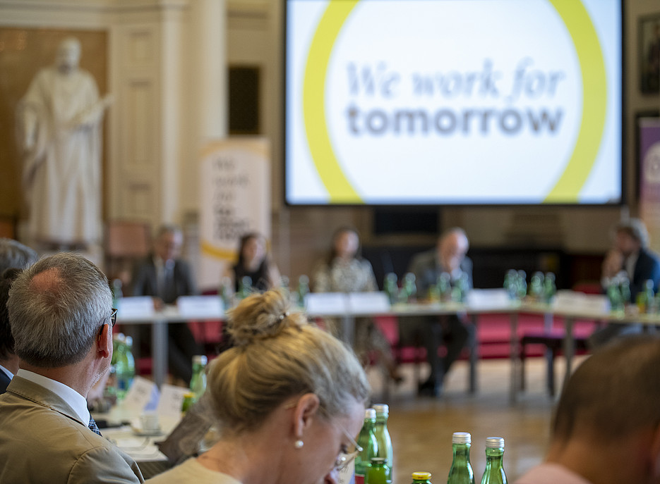 Menschen in einem großen Saal ©Uni Graz/Tzivanopoulos