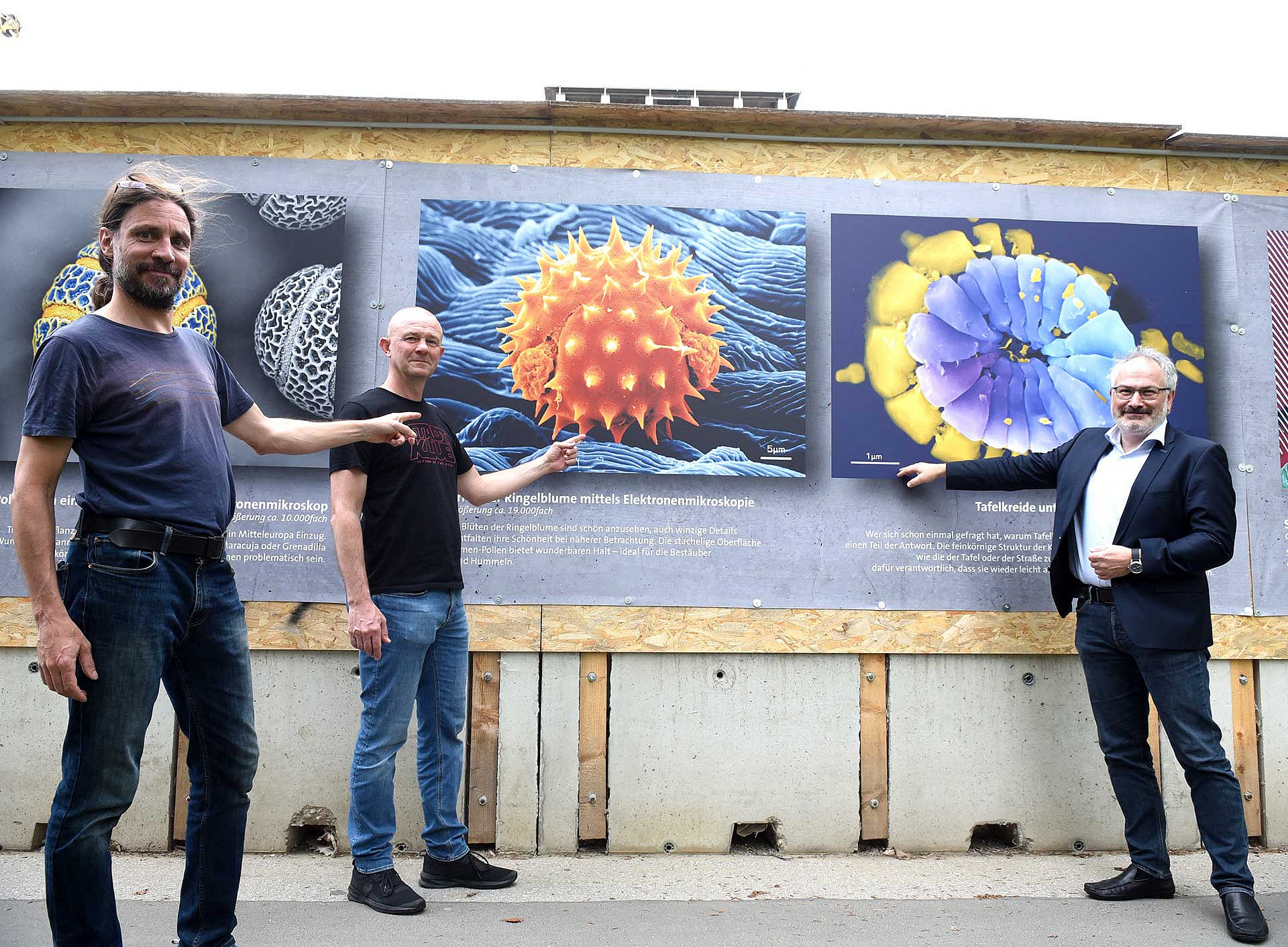 Galerie am Bauzaun (v. l.): Die Projektleiter des Graz Center of Physics, Philipp Jereb und Klaus Grill (beide BIG), mit Gerald Kothleitner vom Institut für Elektronenmikroskopie und Nanoanalytik der TU Graz. 