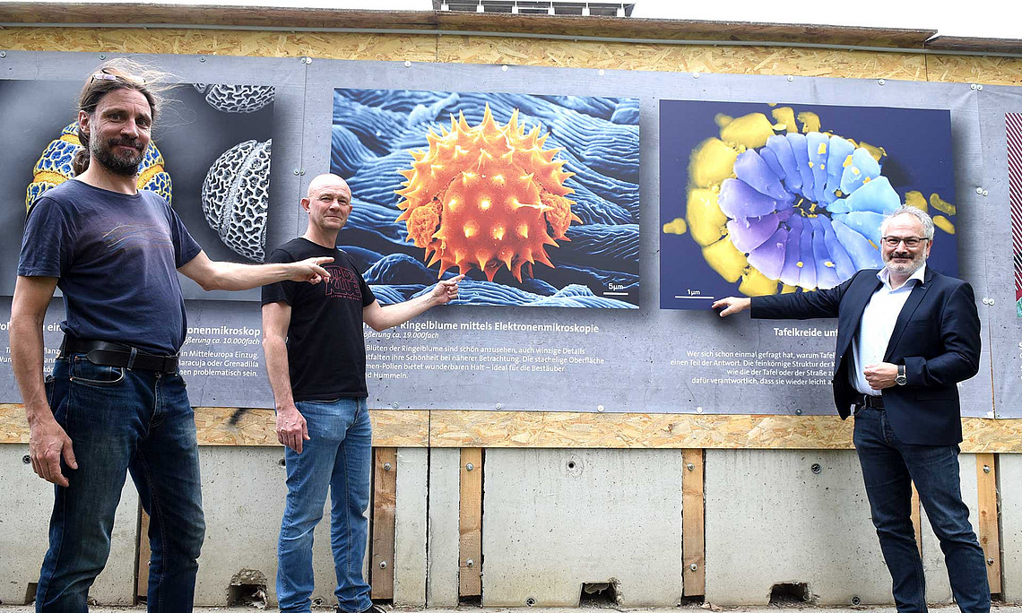 Galerie am Bauzaun (v. l.): Die Projektleiter des Graz Center of Physics, Philipp Jereb und Klaus Grill (beide BIG), mit Gerald Kothleitner vom Institut für Elektronenmikroskopie und Nanoanalytik der TU Graz. 