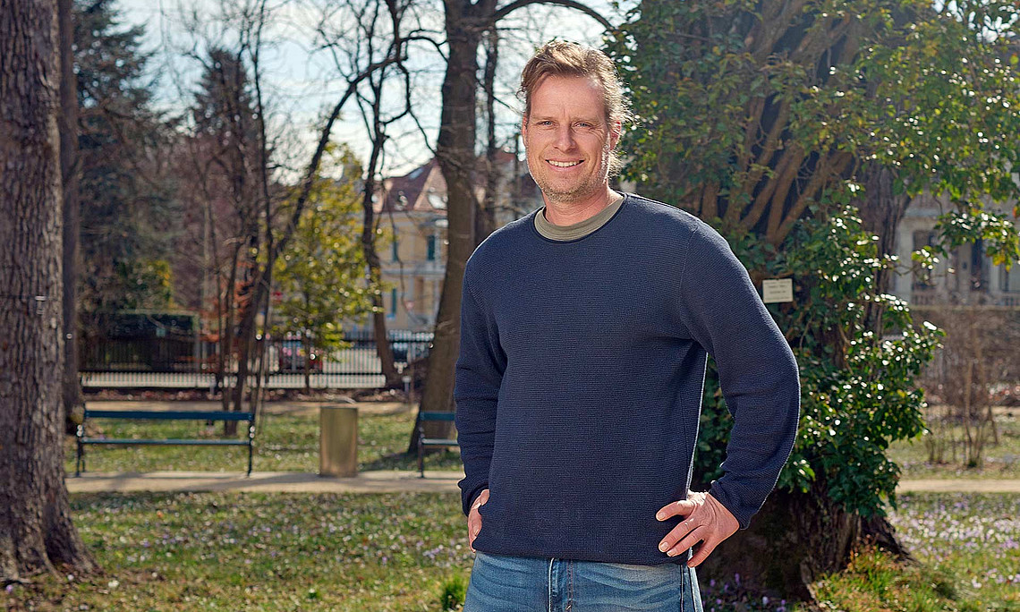 Biologe Gernot Kunz im Botanischen Garten der Universität Graz; Foto: Uni Graz/wildundwunderbar