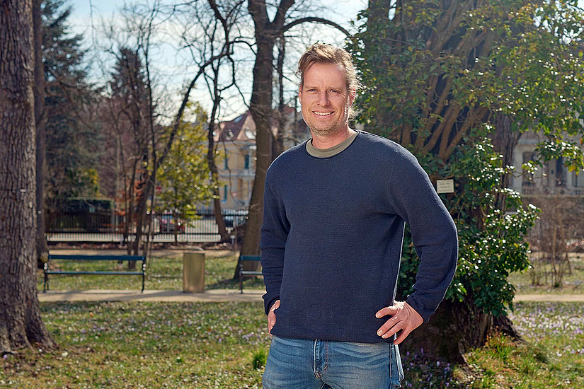 Biologe Gernot Kunz im Botanischen Garten der Universität Graz; Foto: Uni Graz/wildundwunderbar