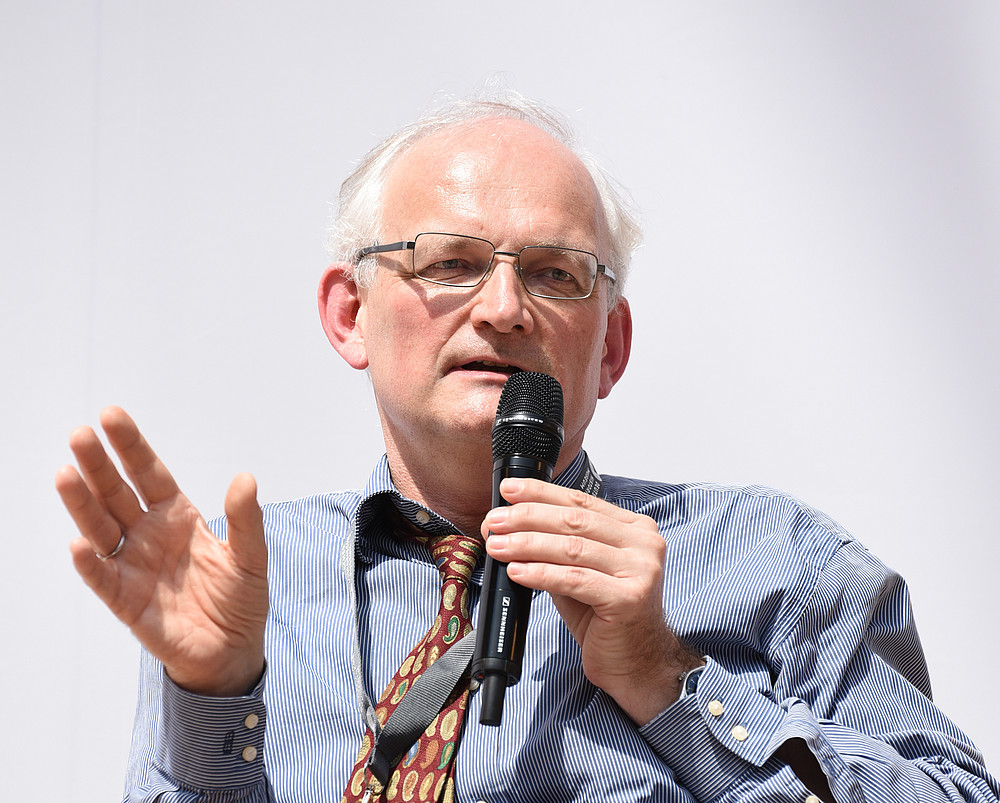 Lukas Meyer speaking into microphone ©Wolfgang Siesing