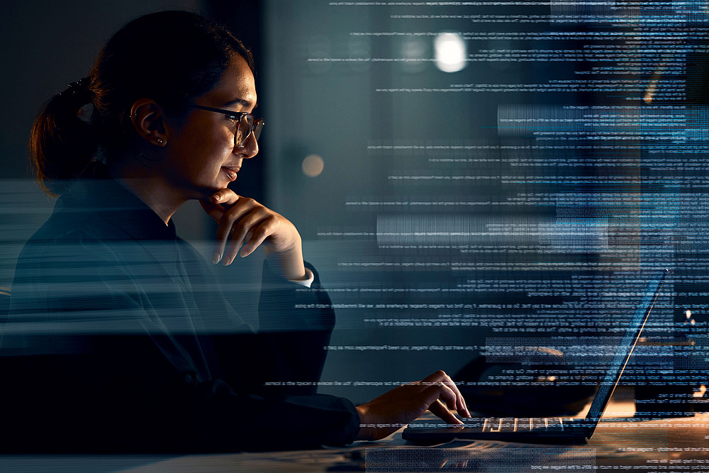 Frau vor einem Computer mit Hintergrund ©Clayton D/peopleimages.com - stock.adobe.com