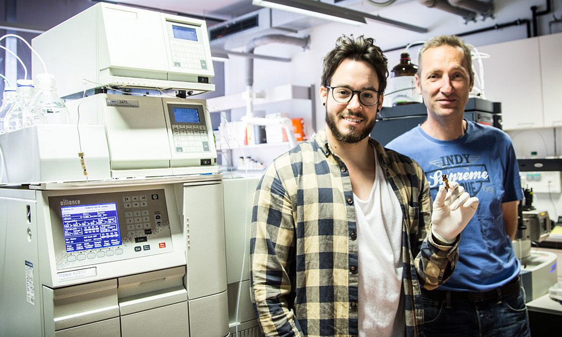 Lukas Grumet (l.) und Achim Lass haben ein Enzym entschlüsselt, das Vitamin A im Körper verfügbar macht. Foto: YAN Jia Jun