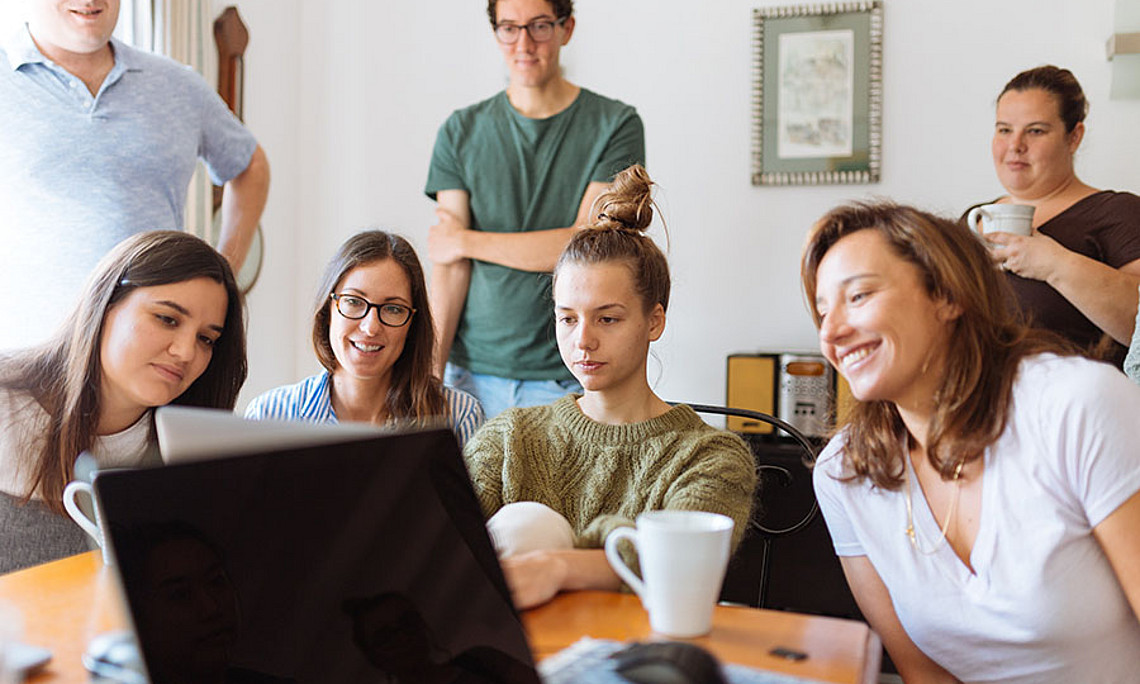 Manche KollegInnen sind da, andere sind ganz nah - dank Video-Konferenzen und anderen digitalen tools. Wie das Home Office Teams beeinflusst, untersuchen aktuell drei Forscherinnen in einer Studie, bei der man auch noch mitmachen kann. Foto: pexels.com/Fox. 
