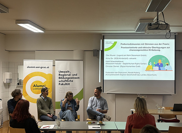 zwei Männer und zwei Frauen sitzen vor zwei Rollups und einer Leinwand; eine Frau redet, die anderen hören zu ©Uni Graz/Schmieder