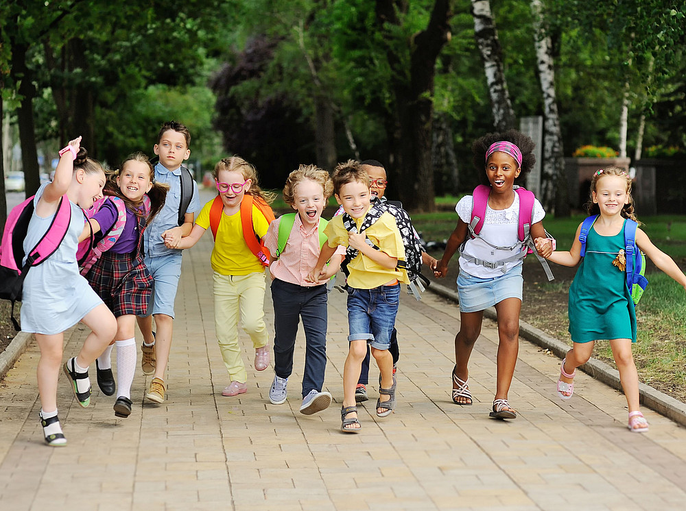 Kidner laufen auf dem Schulweg und symbolisieren die Unterrichtsmaterialien zu ProFo ©Evgeniy Kalinovskiy - stock.adobe.com