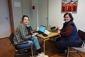 Prof. Dr. Judith Dombi und Dr. Ulla Fürstenberg beim Arbeiten. 