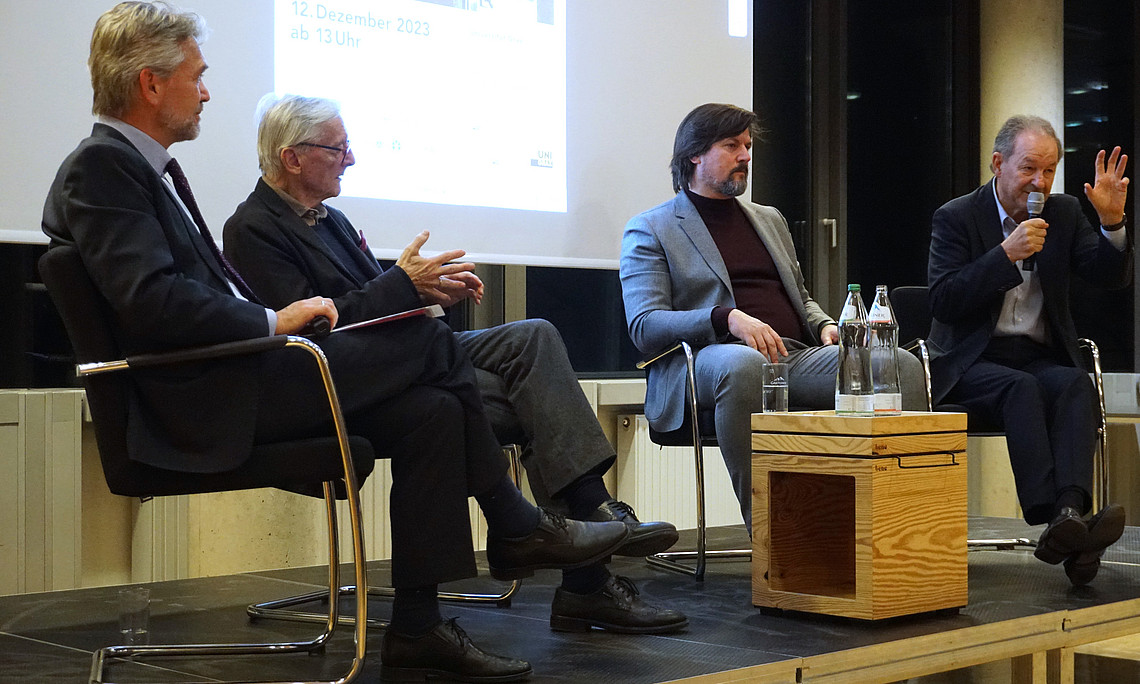 Hochkarätig besetztes Podium. V.l.n.r.: Thomas Krautzer (Moderation), Wolfang Schüssel (Bundeskanzler a.D.), Christoph Kulterer (Hasslacher-Gruppe), Norbert Zimmermann (Berndorf AG). © Michael Neumann
