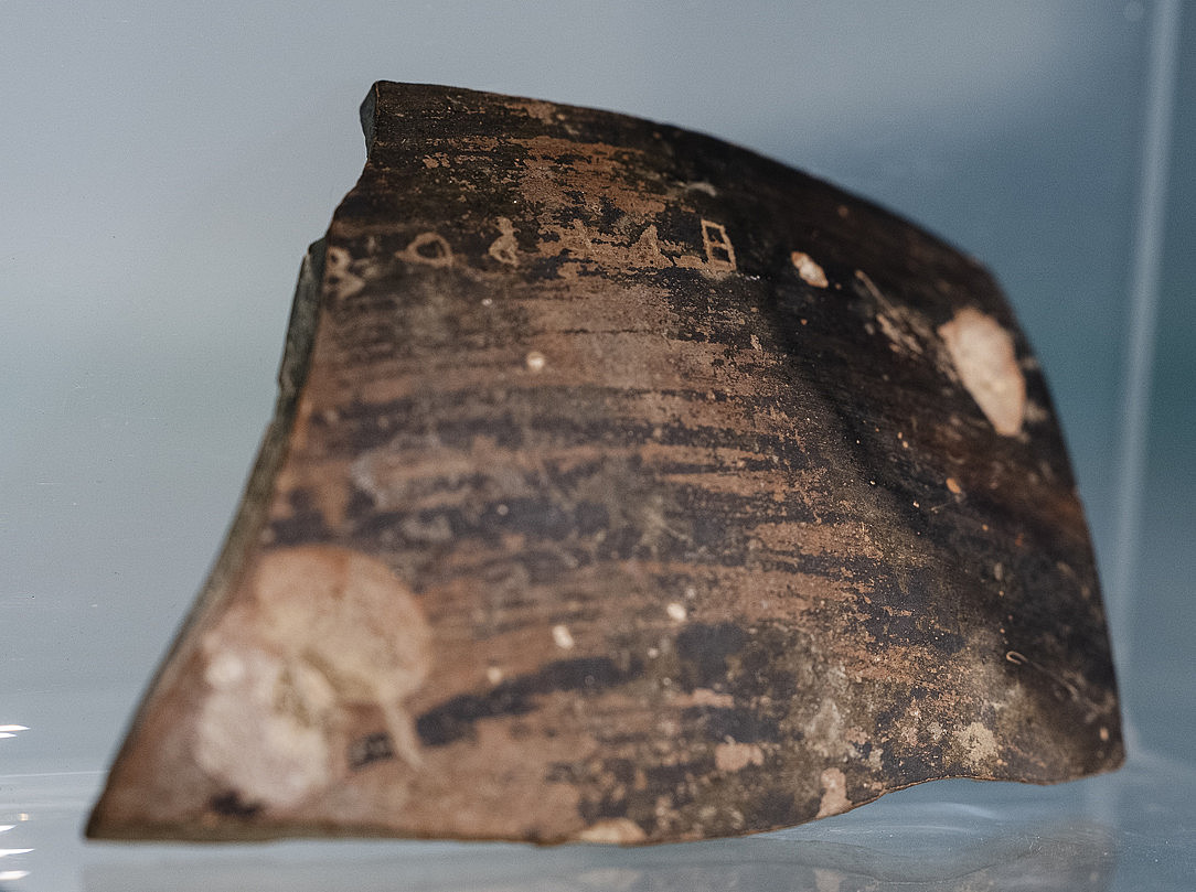 Gefäßfragment mit Ritzinschrift „THIRROS / BIRROS“ ©KANIZAJ photography