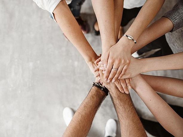 Hände, die zusammengehalten werden, um die Geste zu vermitteln, dass diese ein Team sind ©Jacob Lund - stock.adobe.com
