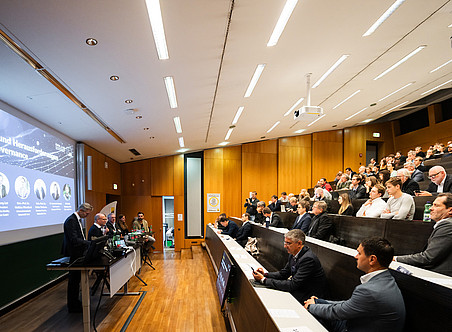 Blick auf die Podiumsdiskussion und Publikum ©Lukas Elsneg