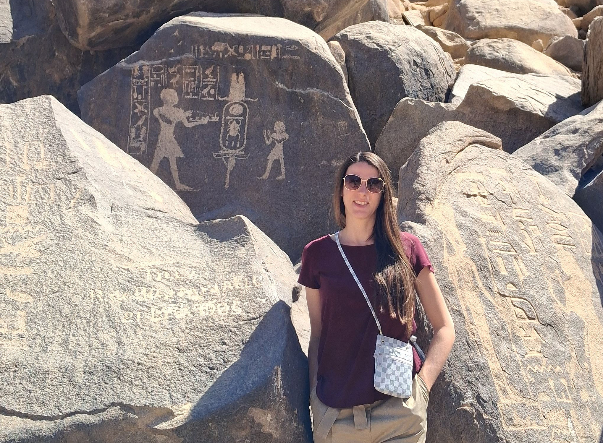 Sarah Hollaender vor den Inschriften auf der Insel Sehel bei Elephantine ©Sarah Hollaender